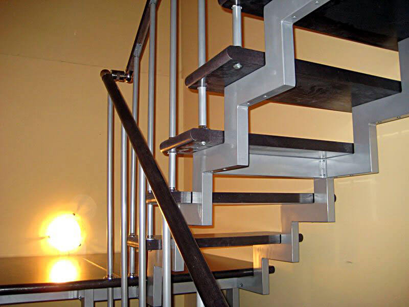 Особенности лестниц из металлопрофиля