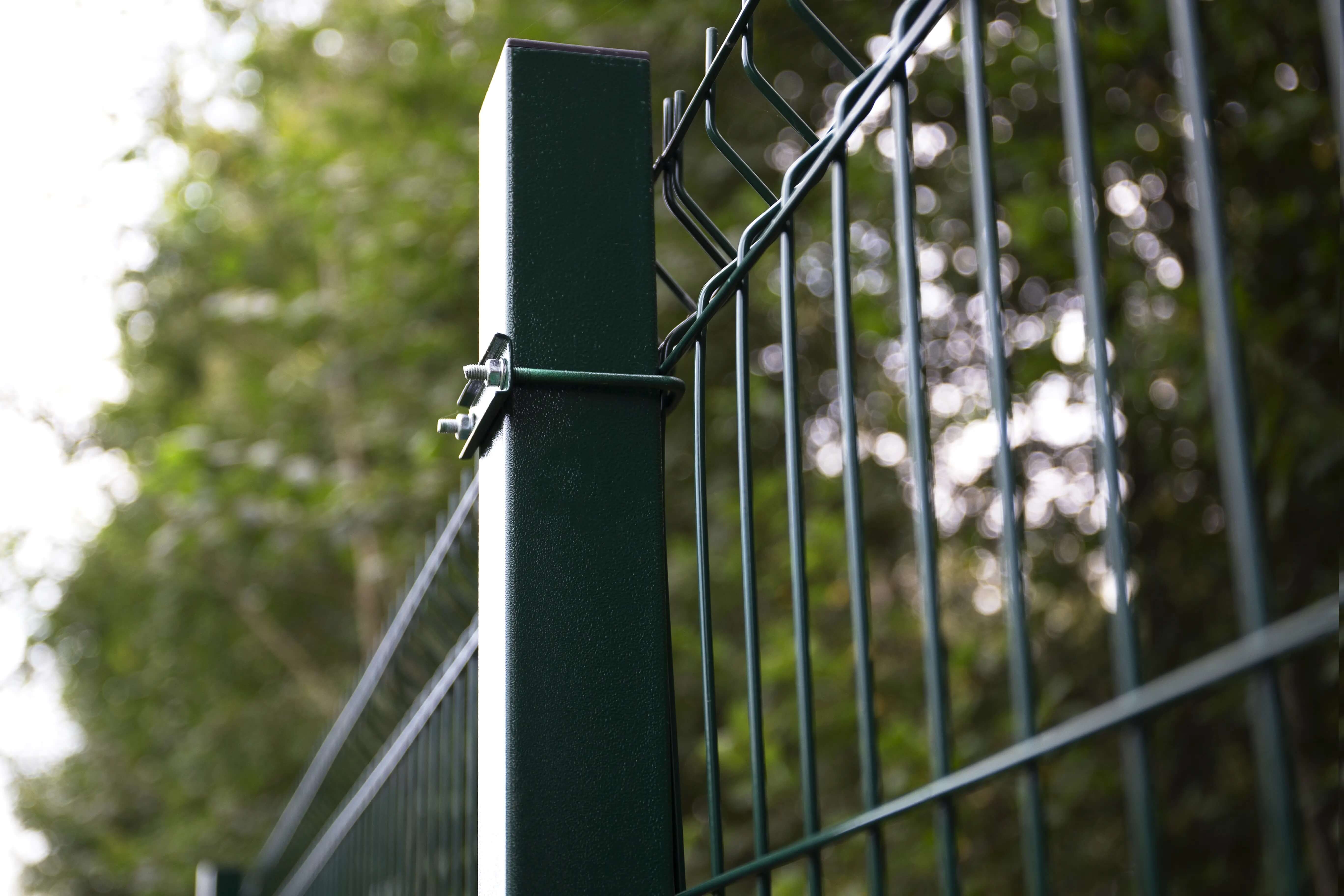 Как выбрать металлические столбы для забора