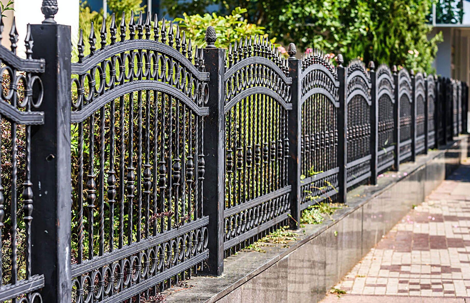 Типы и конструкции металлических заборов Типы и конструкции металлических заборов