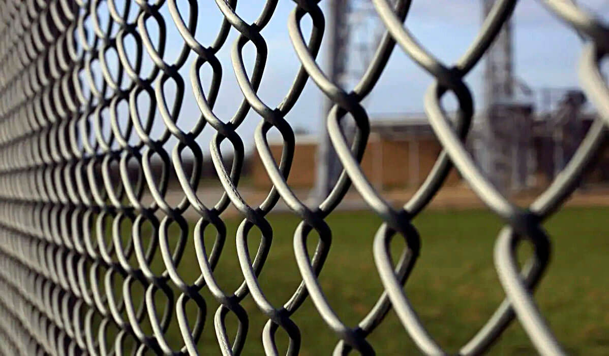 Типы и конструкции металлических заборов Типы и конструкции металлических заборов