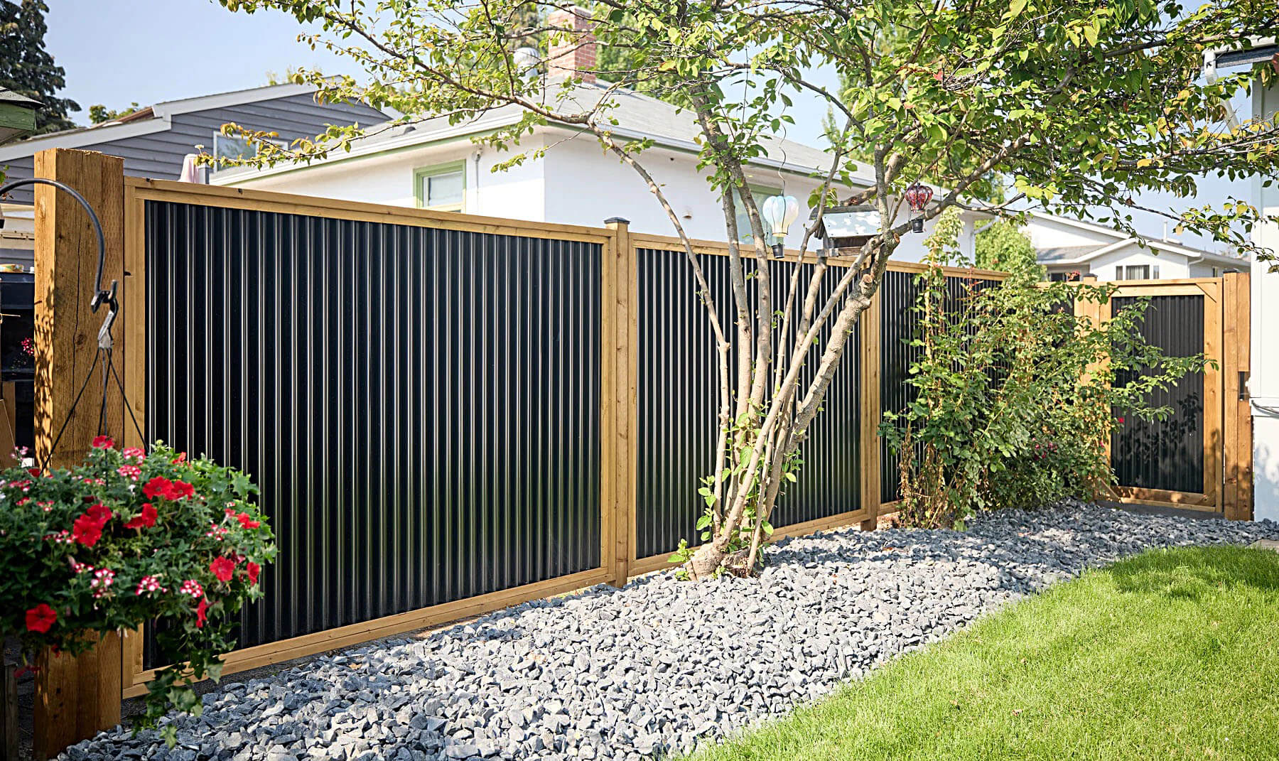 Типы и конструкции металлических заборов Типы и конструкции металлических заборов