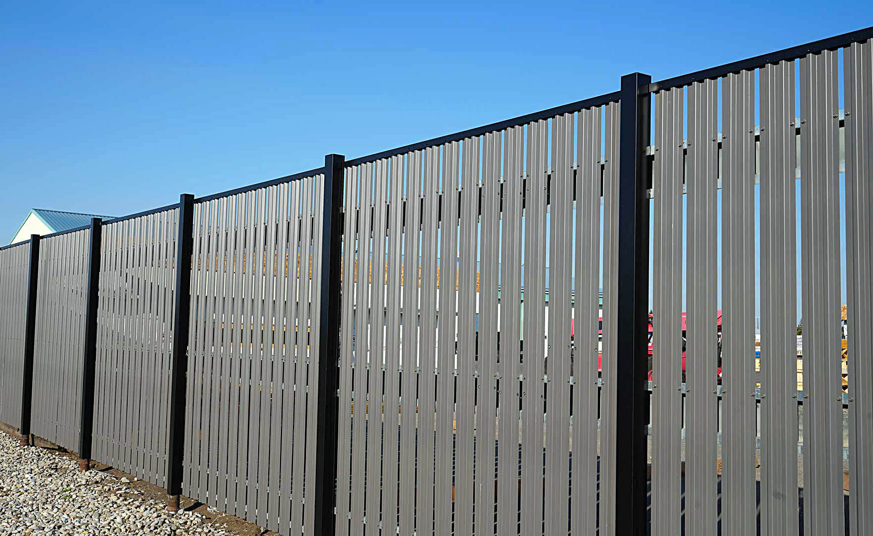 Типы и конструкции металлических заборов Типы и конструкции металлических заборов