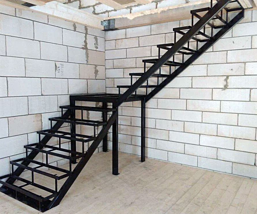 Металлически каркас лестницы на второй этаж