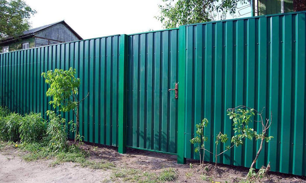 Зеленый забор из профнастила с калиткой